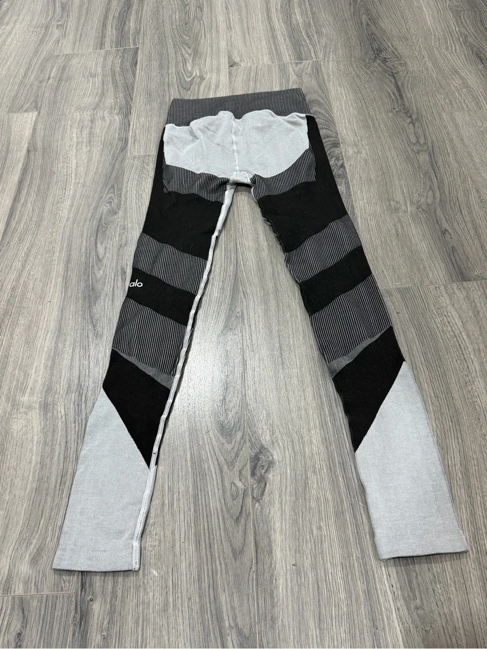 ALO Yoga Girls Grey and Black Patterned Performance Leggings